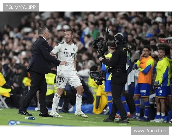 世体：约一千名黄潜球迷远征伯纳乌，创下俱乐部历史最高纪录